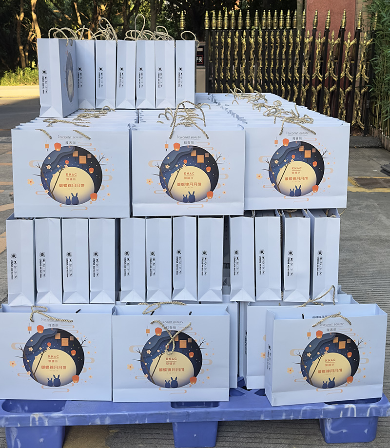 桂花飄香迎國(guó)慶,中秋賞月萬(wàn)事圓。雅香麗化妝用品（深圳）有限公司同心慶中秋迎國(guó)慶！！